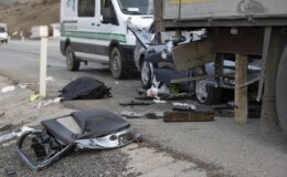 Ankara’da Otomobilin Tıra Çarpması Sonucu 2 Kişi Hayatını Kaybetti, 4 Kişi Yaralandı