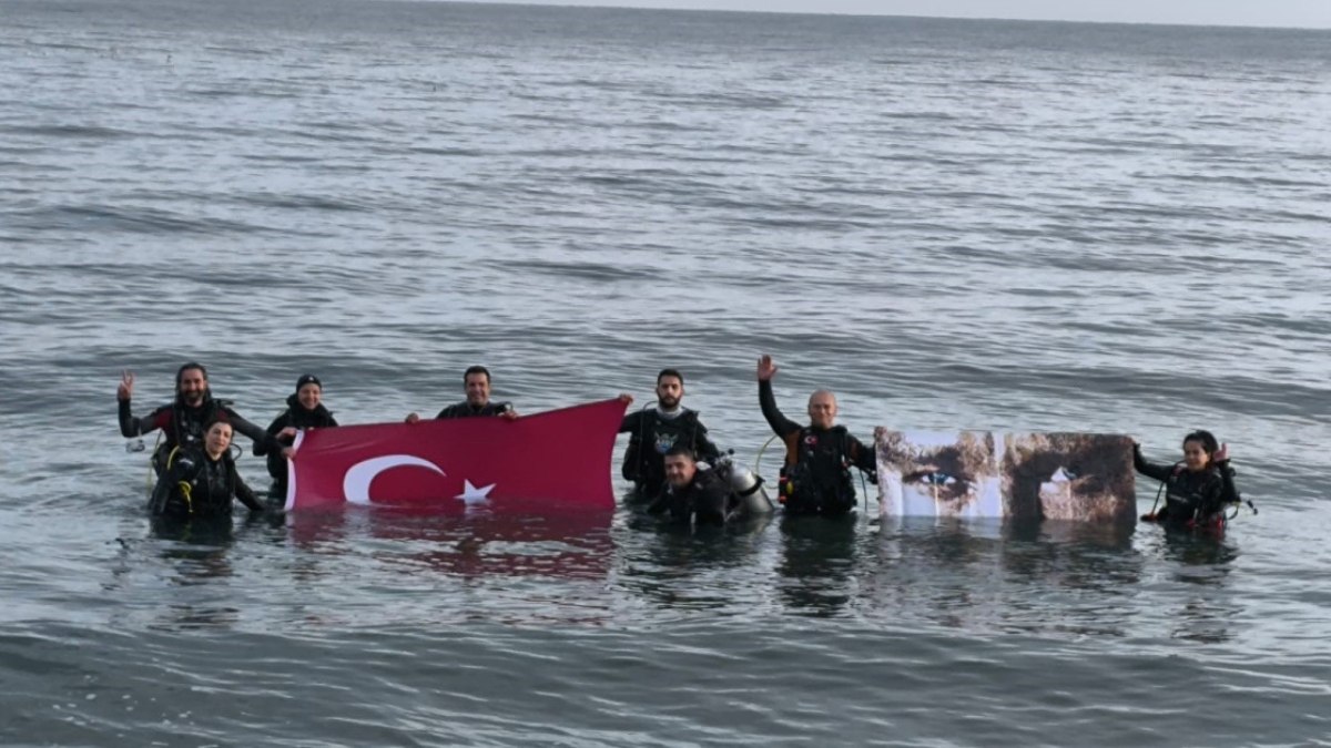 Bursa’da denizin altında Türk bayrağı ve Atatürk posteri açtılar