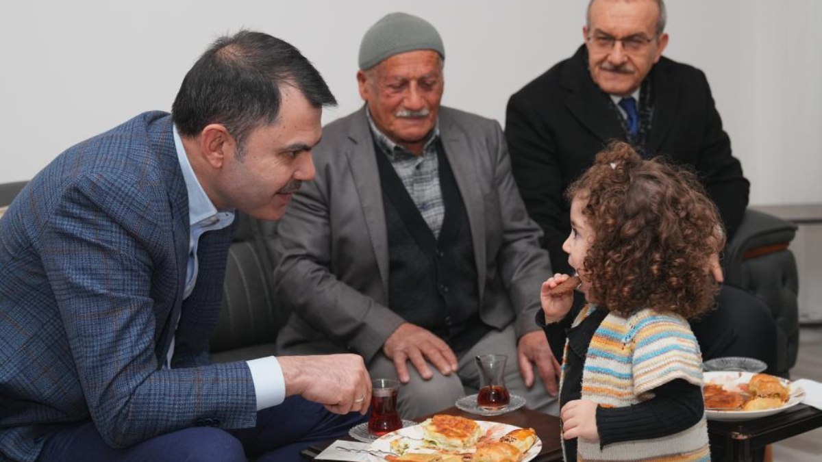Murat Kurum, Malatya’da konutuna yerleşen depremzede aileyi ziyaret etti