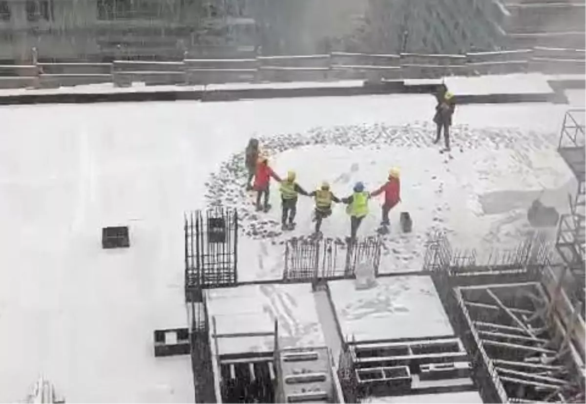 Sarıyer’deki İnşaat İşçileri Kar Altında Horon Tepti