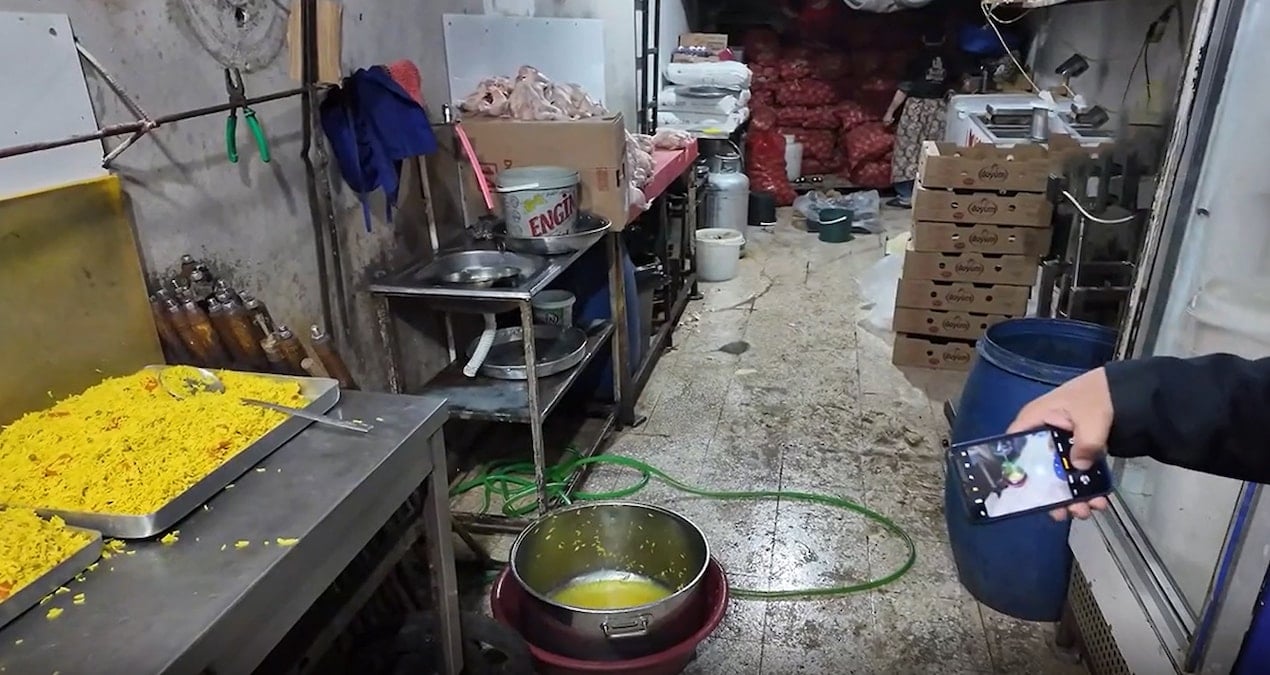 Döner imalathanesinde mide bulandıran görüntüler