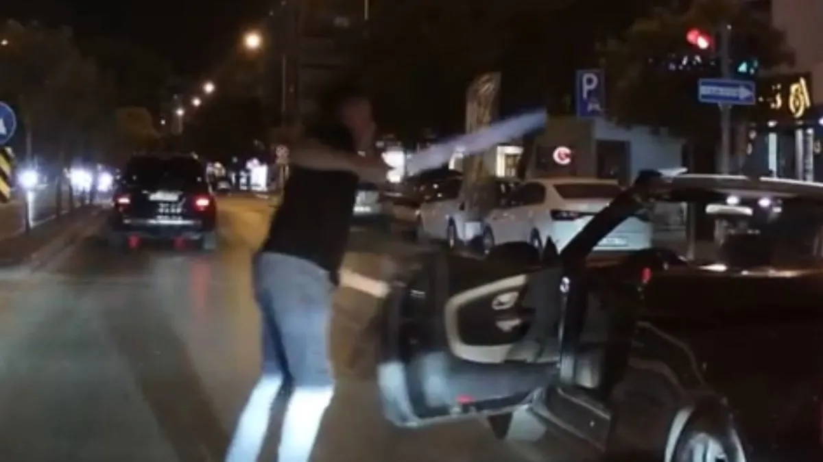 Trafikte dehşeti yaşattı! Döner bıçaklı maganda kamerada…
